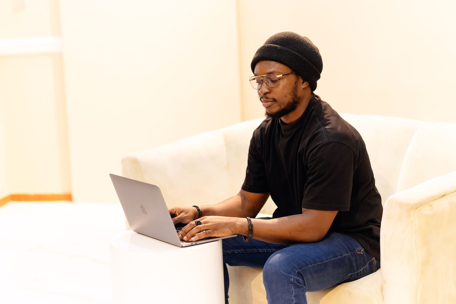Un professionnel travaille sur son ordinateur portable à Lagos.
