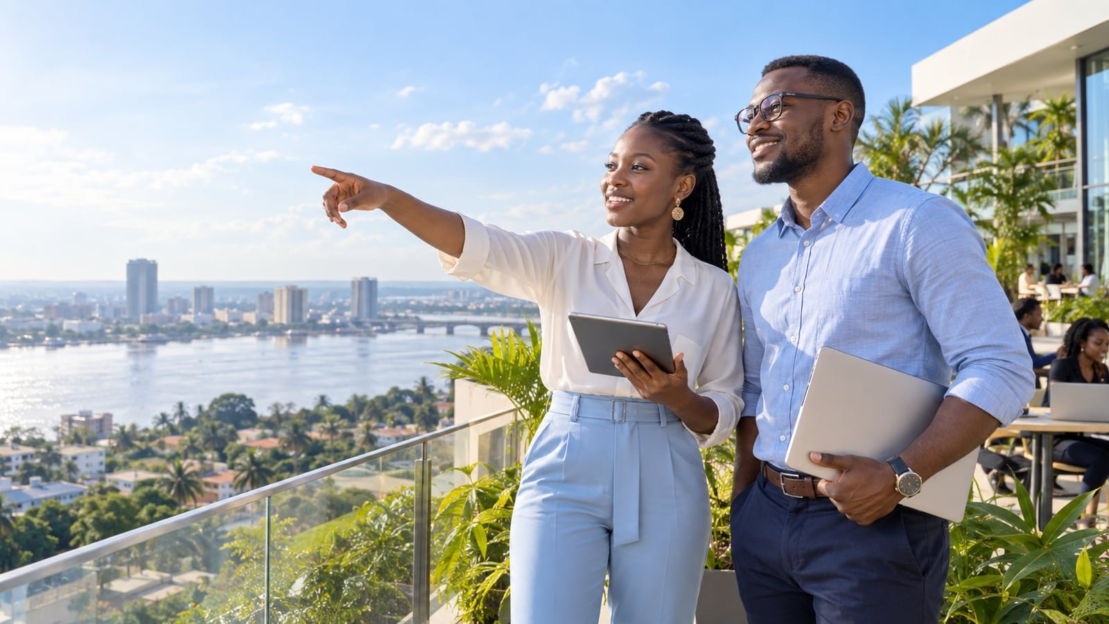 Illustration générée : Deux jeunes professionnels congolais envisagent de nouveaux projets numériques face à un horizon urbain lumineux.