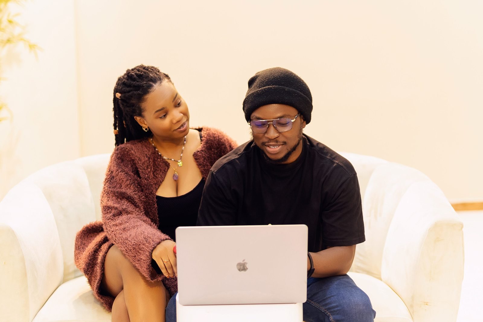 Deux collègues échangent une idée devant leur ordinateur à Lagos.